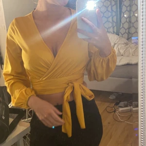 Gul topp/blus - Gul topp från zaful andvänd fåtalgånger storlek s