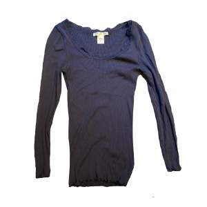 Säljer en superfin långärmad tröja i färgen mörkblå. Små spetsdetaljer finns på axlarna och självaste tröjan passar mellan storlekena s/m. Hör av dig vid intresse <3
