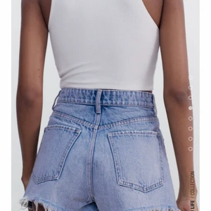 Jeans shorts från Zara - Säljer mina oanvända (lappen finns kvar) jeans shorts ifrån Zara. Dem är i storlek 38 men passar även någon med mindre storlek då dem satt lite tajt på mig som vanligtvis bär storlek 38. Super fina och sköna. Ganska höga i midjan men inte jätte. Skriv privat för fler bilder❤️