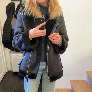 Skinn jacka - Säljer denna snygga skinnjackan med päls från Asos, liknar den från zara men lite mer oversized.. använd en höst💓köparen står för frakten