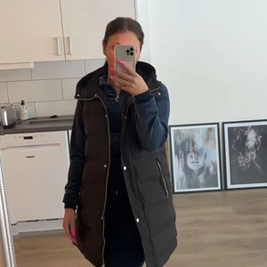 Zara väst - Säljer helt ny zara väst storlek 34 aldrig använd. Säljer för 250kr 