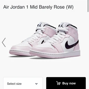 Jordans 1 Mid barely rose  - PRIS KAN DISKUTERAS. Säljer nu mina älskade Air Jordans 1 Mid i Barely Rose då de inte kommer till användning. Köptes i somras på Restock i storlek 37,5 för 2200kr. Är super fina och lite diskreta men kan ändå göra en hel outfit vilket ja tycker om. Är tyvärr lite creasade men annars super fina! Säljer för 1500 med creasing skydd till inkluderat, skickar i originalkartongen!!!!!❤️❤️ skriv privat för fler bilder