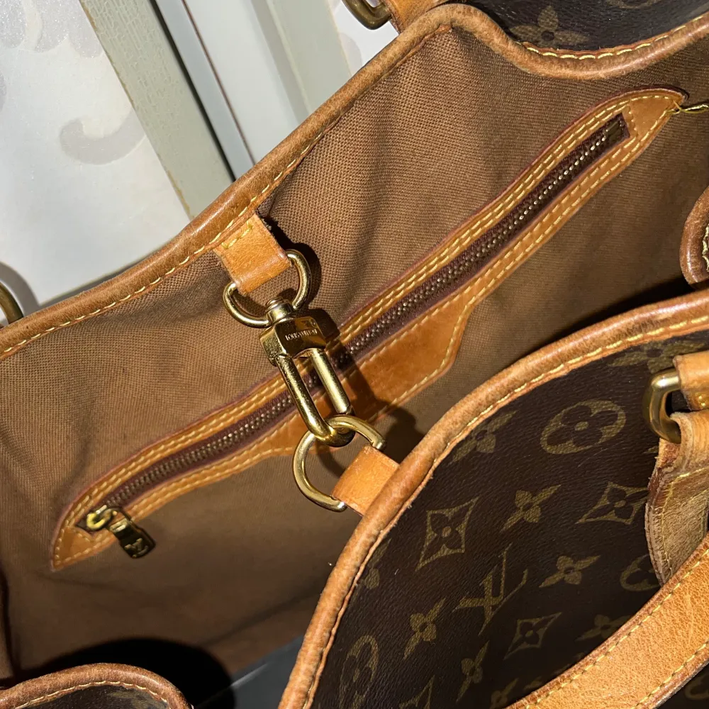 Superfin vintage väska från Louis Vuitton i modellen Batignolles. Säljer den då den ej används och känner att någon annan kan utnyttja dess stilrenhet bättre! Väskan är köpt second hand men inte använd från min sida alls, men säljes i befintligt skick. Följer även med äkthetsbevis från företaget ja köpte den från. Säljer för 5999 men går att diskutera. Samma modell säljes för runt 10 000 på andra second hand sidor! Kan mötas upp i göteborgsområdet. 🥰🥰. Väskor.