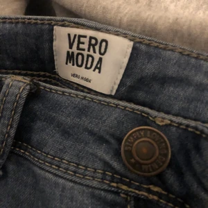 Jenss - Vero mods jenss i ljus blå som sitter jätte bra och även är lite stretchiga. Säljs för för lite användning men använder några få antal gånger. 