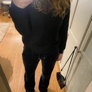 Svart sweatshirt  - Super najs basis swarshirt från lager 157, tyvärr är den förliten för mig och väljer därför att sälja. Så skön och passar till allt🥰