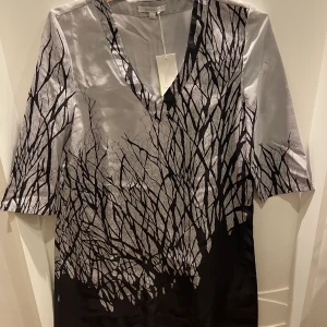 Tunic  - Tunic from Verchant. Bought for my mother but the size did not fit! Perfect condition and very loose/comfy. Perfect to wear over trousers in the summer ☀️