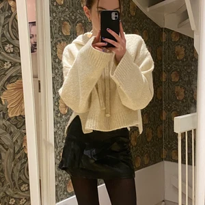 Stickad tröja från zara - INTRESSEKOLL på min jättefina stickade tröja från zara. Den är helt ny med lappen kvar. HELT slutsåld på zaras hemsida! Säljer endast vid bra bud!