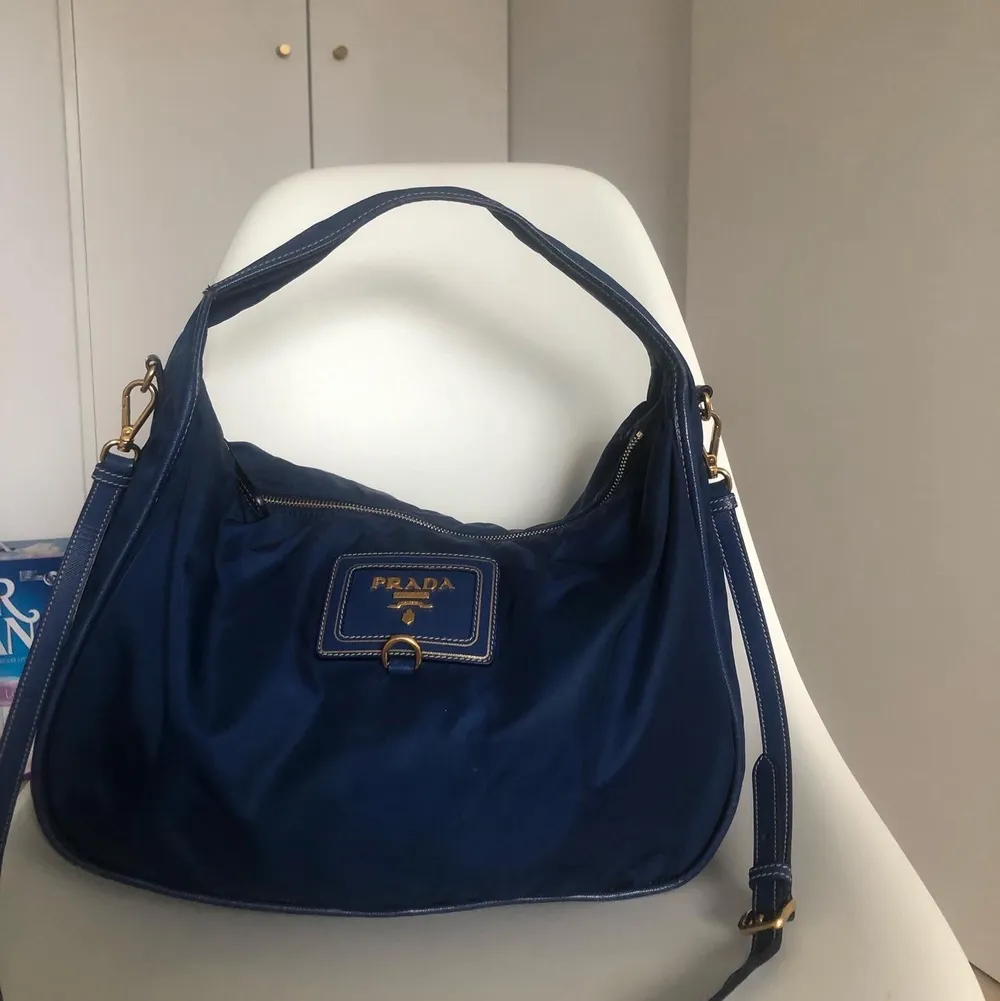 Äkta Prada väska i mörkblå färg💙💙 En större variation av Re-Nylon Re-Edition 2000 💙💙🧿 finns äkthetsbevis🧚💙. Väskor.