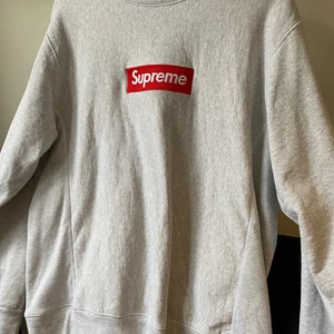 Supreme box logo sweater - Säljer här en snygg Supremetröja. Köpt av en vän. Har fler bilder. Sitter oversized M
