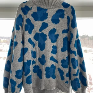 Populär stickad tröja  - Populär stickad tröja från H&M! Jättevarm och fin kvalitet 💙 fint skick! Storlek M