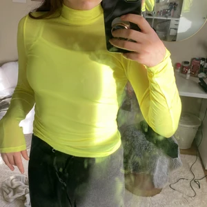 Grön tröja - En neongrön tunn tröja som man kan se igenom ganska mycket på. Väldigt skön och har även en i svart ifall någon är intresserad☺️köpare står för frakt