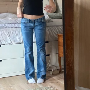 Jeans  - Snygga lågmidjade jeans, köpta secondhand men kommer ej till användning. Det står i att storleken är 30/31 men de passar mig som vanligtvis har strl w25/26 i jeans ☺️💙