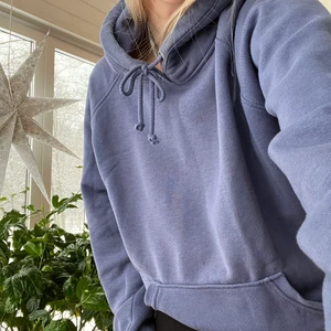 Blå/lila hoodie - Säljer denna fina hoodie som jag sällan använder, väldigt fin o mysig och varm så nu i vintertider. 