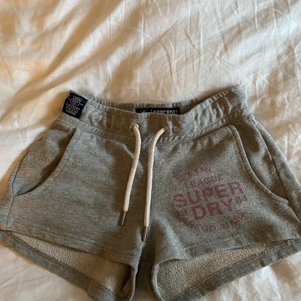 Mjukisshorts från superdry, köpte de i New York för några år sedan men då de är för små för mig är de knappt använda. Ca strl xxs/xs. Väldigt fint skick och bra kvalite!!. Shorts.