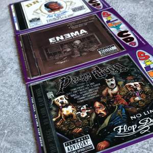 Ovanliga i Sverige. Dessa är köpta från USA. Samlarbilder från 2001. 21 år gamla men korten är i nyskick. Parodier av kända albumomslag på Snoop Dogg, Eminem och Dr Dre. 15kr för alla 3. Frakt tillkommer på 13kr.