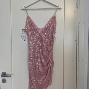 Superfin ljusrosa klänning med paljetter 