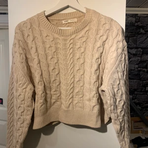 Beige stickad tröja - Beige kabelstickad tröja från pull and bear i storlek S. Använd 1-2 gånger!