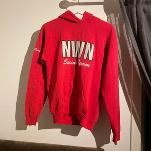 Röd Vintage Hoodie med snygga detaljer - Behöver då tyvärr sälja denna fina hoodie. Den är vintage och har detaljer på framsidan, ärmarna och på luvan ❤️ Står ungdoms XL i hoodien men det är bara o skriva så löser jag måtten!