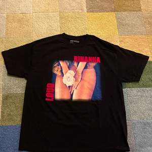 Rihanna t-shirt från Loud Rih-issue box set i stolek XL, helt oanvänd. Vill sälja snabbt och pruta gärna. Frakt tillkommer.