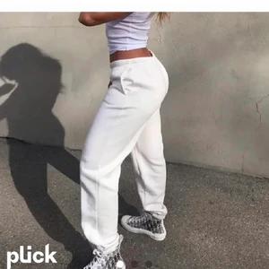 Vita mjukisbyxor  - Vita mjukisbyxor, bilderna är lånade men de är likadana som på bilden. Om ni vill ha bilder från mig så är det bara att skriva. Aldrig använda så de är som nya. 