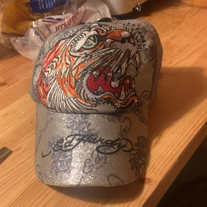 Ed Hardy keps - Den är silver glittrig och man kan justera den, den har nät där bak på den👍
