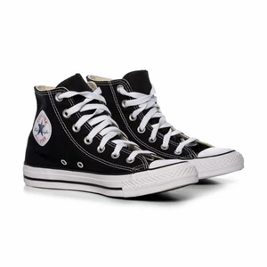 svarta höga converse - Intressekoll på mina höga converse i väldigt bra skick, pga att de är lite för små. skulle gärna vilja byta mot ett par 38 i samma skick.