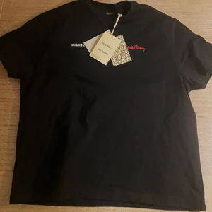 Axel Arigato t-shirt S - Aldrig använd, köpte fel därför säljer jag t-shirten( Axel Arigato) . Storlek S ordinarie pris 800kr men säljer för 400kr Köparen betalar frakt men kan även hämtas i Uppsala 