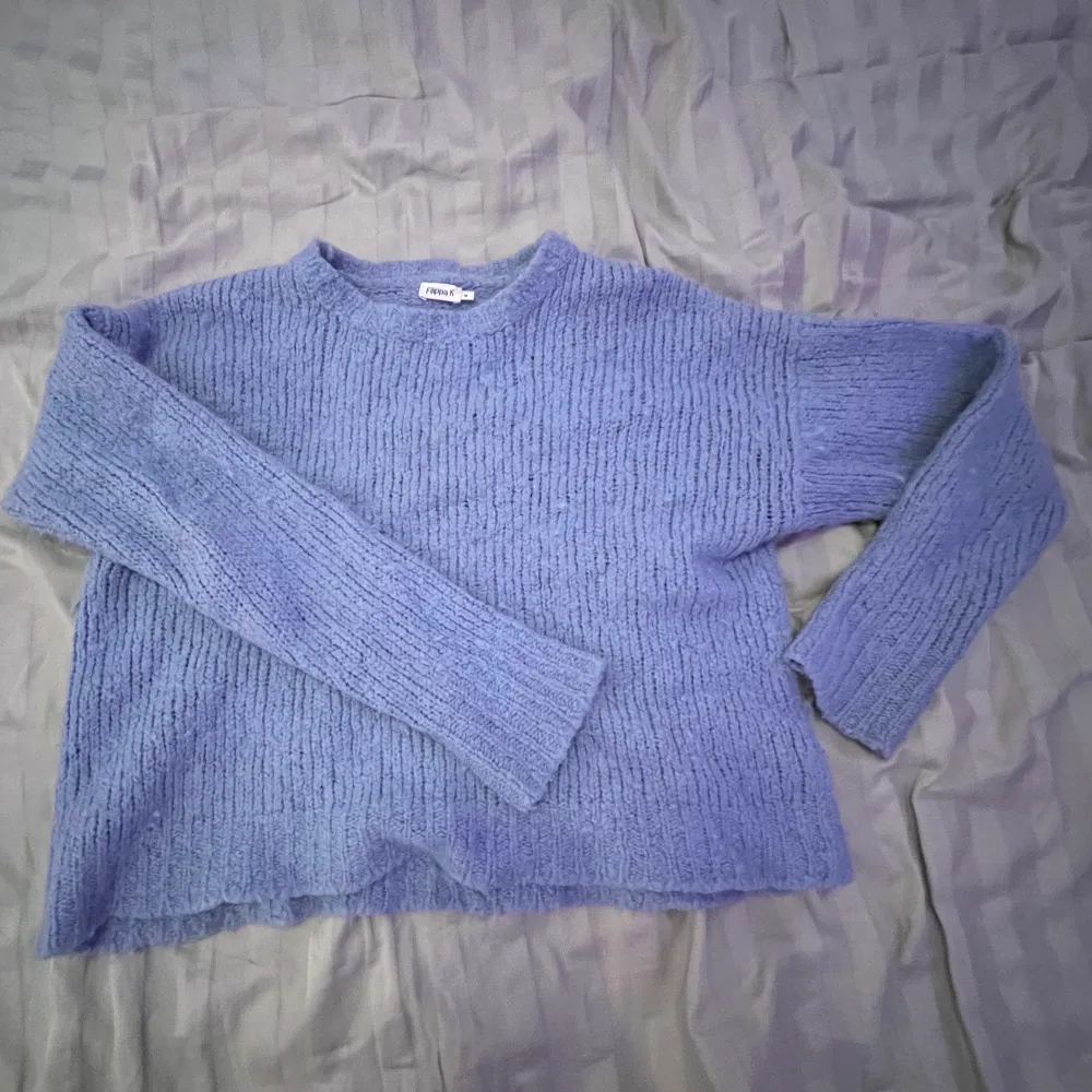 En ljusblå stickad tröja från Filippa K, Storlek M men skulle mer säga S-XS då den har krympt, hur fins som helst och ser helt ny ut!. Stickat.