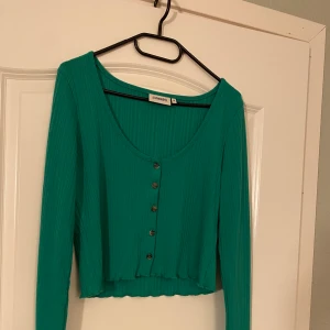 Kofta från Junkyard  - Säljer min fina gröna kofta från Junkyard eftersom den inte kommer till användning längre. Bara använd ett få tal gånger!  Storlek M men skulle säga att den passar S också 😊🤎 DM för fler bilder!