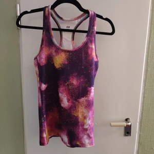 H&M SPORT träningslinne mönstrat - Aldrig använt, superfint stretchigt träningslinne från H&M sport