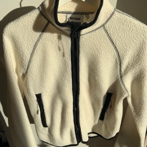 Fleecetröja - Snygg fleece från Weekday, kan användas till mycket! använd ca 4 gånger så fint skick, Storlek Xs🤍