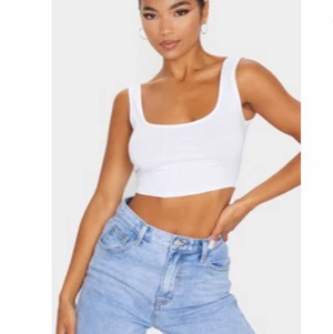 Topp - Helt ny topp från Prettylittlething. Säljer för 55kr + 51kr frakt!💕