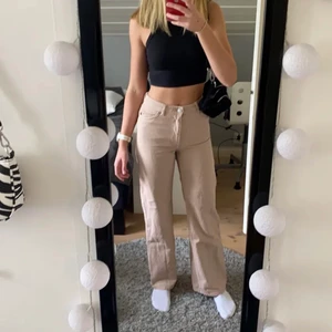 Monki jeans - Säljer mina beiga monki jeans i modellen ”yoko” då dom inte kommer till användning så mycket längre. Dom är i fint skick, jag är 168cm och dom är bra längd för mig. Kontakta mig om du är intresserad❣️