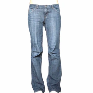  lowwaist jeans med en randig wash - Är lite osäker på vilken storlek dem är då det bara står ”5” hehe men midjemåttet är 88cm och innerbernslängden är 82cm. Skulle säga att dem sitter som en stor M men jag som oftast har S kan ha dem med bälte och eftersom att dem är lågmidjade ser det inte konstigt ut ❤️