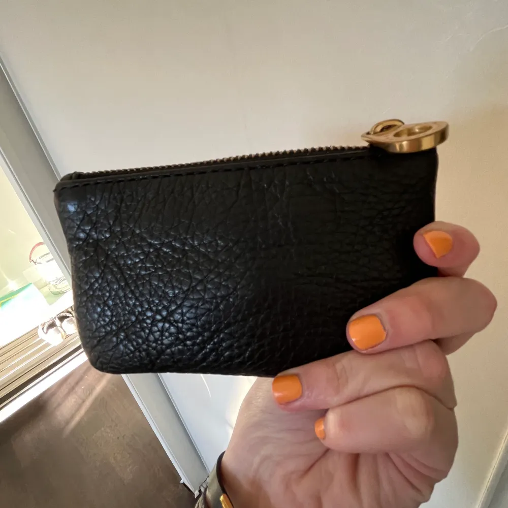 En korthållare/plånbok/nyckelhållare från Marc Jacobs. Accessoarer.