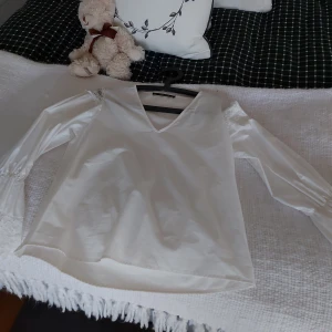 Blus från Zara, storlek M - Vit blus med spetsdetaljer från Zara. Storlek M. Aldrig använd, nyskick.