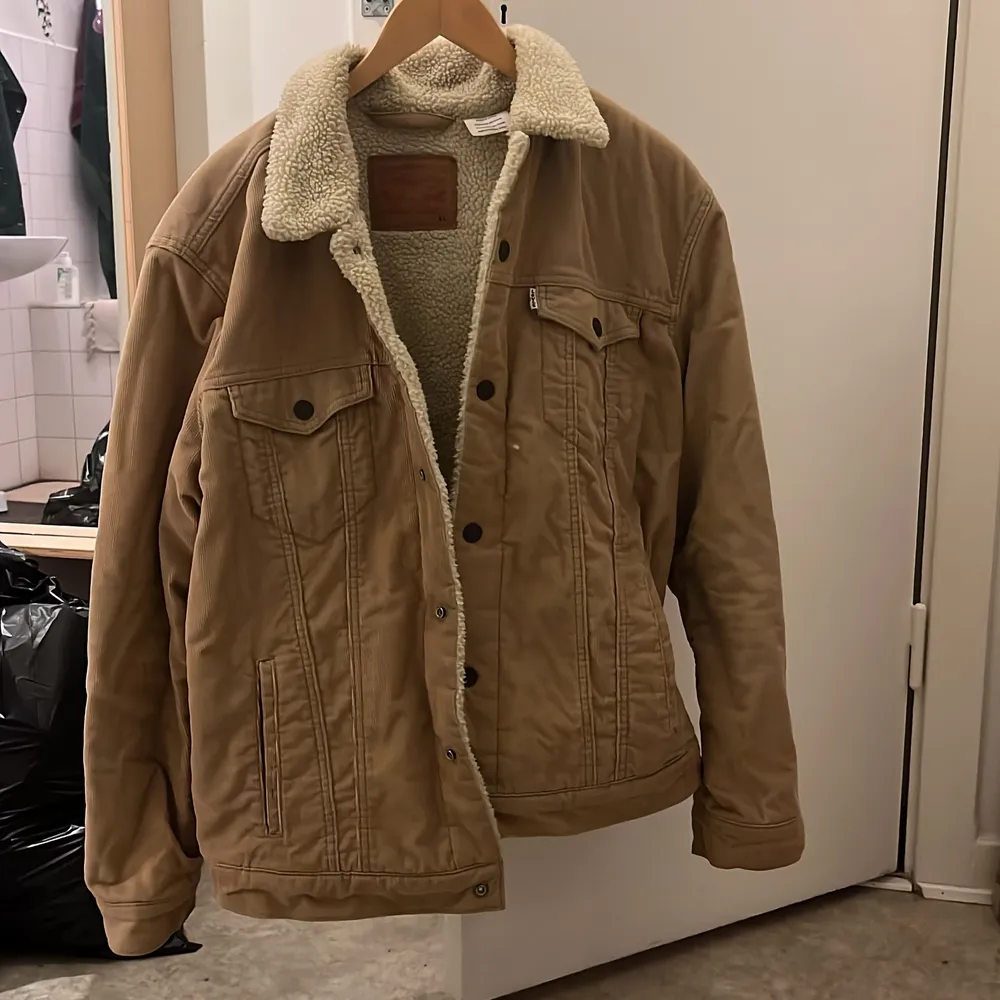XL size corduroy beige levi’s jacket . Jackor.