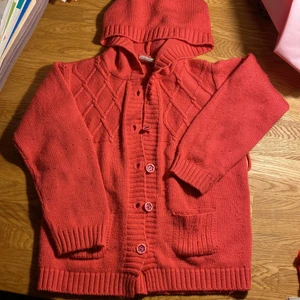 Stickad rosa tröja stl 134/140 - Söt rosa stickad barn tröja i bra skick, köparen står för frakten men kan även hämtas upp i Eskilstuna.