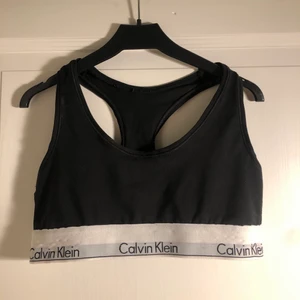 Calvin klein sport-bh - Säljer denna klassiska sportbh från Calvin Klein i svart. Den är lie nopprig på insidan, men annars i bra skick!