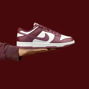 NIKE DUNK LOW BORDEAUX 🍇  TILLGÄNGLIGA STORLEKAR ⬇️  • EU36,5 • EU37,5  • EU38,5 • EU40  • EU43  • PRIS FRÅN 2799kr Fri Frakt   • SKRIV TILL OSS I DM OM DIN STORLEK SAKNAS   • VI NÅS GENOM DM FÖR EVENTUELLA FRÅGOR ELLER FUNDERINGAR!  #erisneakers 