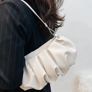 Beige väska - Säljer denna fina beiga väska☺️skriv vid intresse av fler bilder eller frågor✨✨