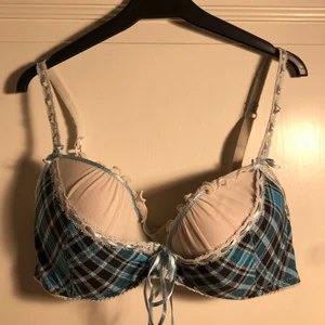 Bh - Säljer denna coola bh med snören, spets o massa detaljer! Lite push-up! 