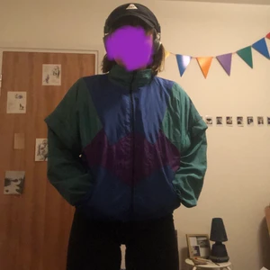 Vindjacka  - Sportig vindjacka! Retro stil, jävligt najs att att skatea i om kvällarna, ger ett bra skydd mot vinden och ärmarna går att ta av✨🤙🏼