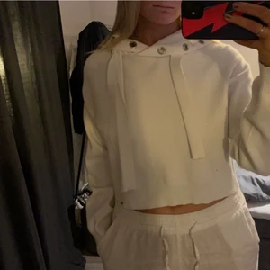 Vit hoodie - Super cool vit hoodie från zara, finns inte kvar längre på hemsidan💕