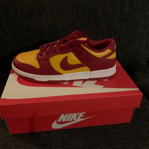 Nike Dunk Low Midas Gold strl 42,5 - Aldrig använda köpta från SNS i Stockholm 