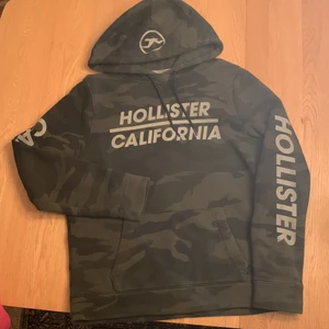 Hoodie  - Hoodie från Hollister. Använd men i fint skick.