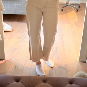 Jätte sköna jeans från lager 157 - Väldigt bra skick, sällan använda. Extremt sköna och inte alls slitna. Är lite för korta för mig som är 169 så borde passa någon runt 165 