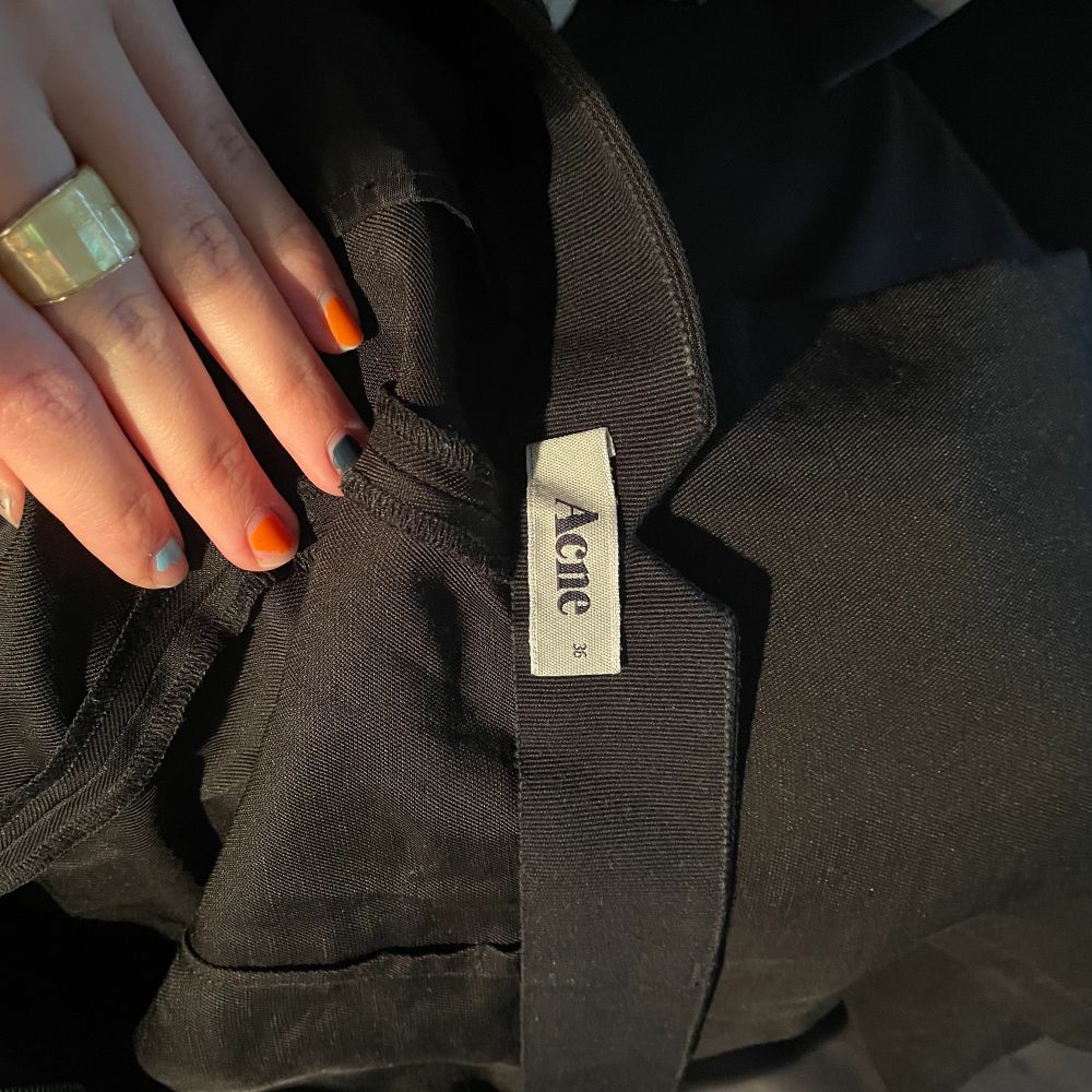 Säljer mina svarta Acne kostymbyxor då dem blivit lite för stora. Stl 36 men passar S-M (36-38). Långa i längden och sparsamt använda🌞. Jeans & Byxor.
