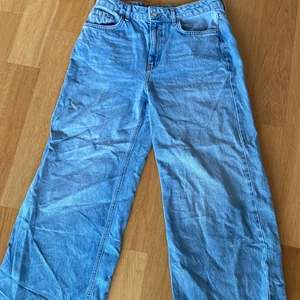 Jeans - Säljer nu mina vida jeans från ginatricot pågrund av att jag inte har någon användning av dem. Dm vid intresse samt fler bilder💓