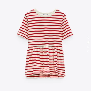 Zara randig t-shirt  - Säljer denna populära t-shirt från zara i storlek S. Använd 1 gång och den är i nyskick. Skriv till mig om ni är intresserade💓